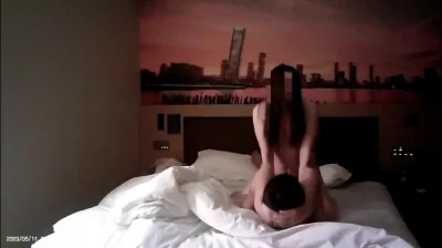 跟老公异地的人妻偷情后半段，微露脸，全程做了一个小时20分钟，最后后