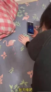 高潮马上来了她老公来电话了不敢大声叫啊